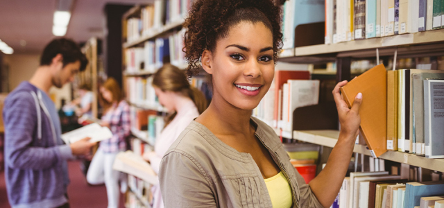 femme à la bibliothèque
